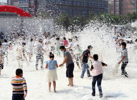煙臺千人“枕頭大戰”迎中秋 煙臺千人“枕頭大戰”迎中秋