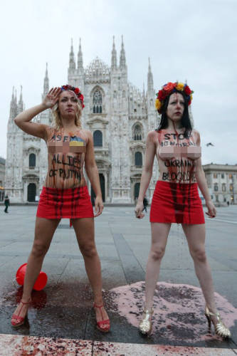 烏女權主義者“潑血”抗議普京 烏女權主義者“潑血”抗議普京