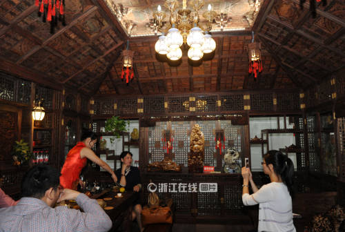 3.5億!木雕《盛世品茶圖》開出 3.5億!木雕《盛世品茶圖》開出