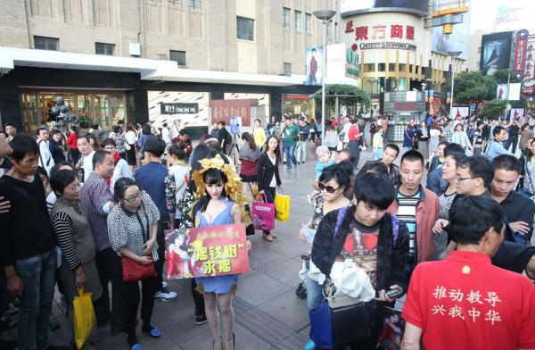 女子鬧市扮成“搖錢樹” 無人敢搖 女子鬧市扮成“搖錢樹” 無人敢搖