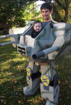 美國父親為孩子萬圣節(jié)變身造“機(jī)甲”