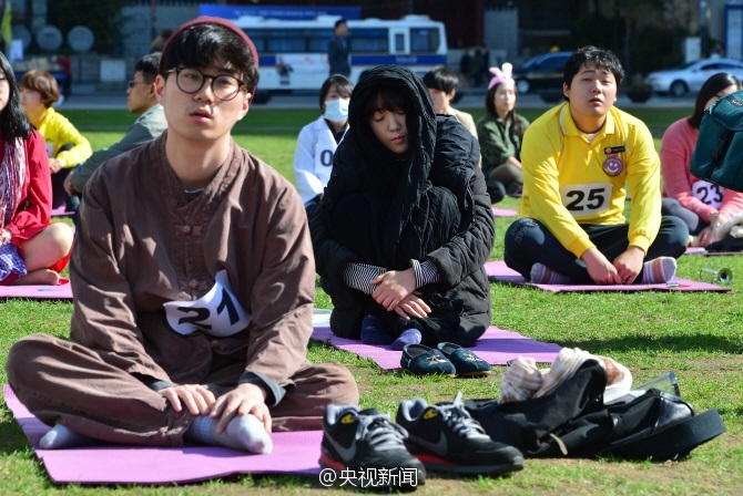 韓國舉辦“發呆大賽” 選手面僵齊放空 韓國舉辦“發呆大賽” 選手面僵齊放空