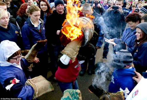 英國傳統比賽 選手扛“火桶”一路狂奔 英國傳統比賽 選手扛“火桶”一路狂奔