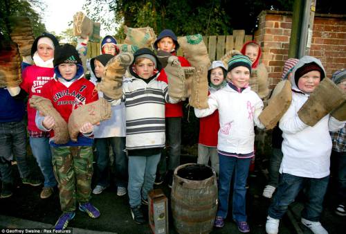 英國傳統比賽 選手扛“火桶”一路狂奔 英國傳統比賽 選手扛“火桶”一路狂奔