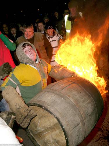 英國傳統比賽 選手扛“火桶”一路狂奔 英國傳統比賽 選手扛“火桶”一路狂奔