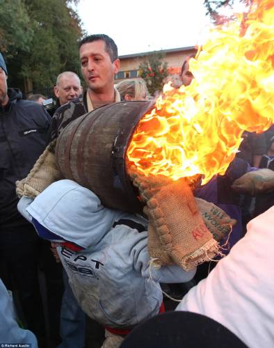 英國傳統比賽 選手扛“火桶”一路狂奔 英國傳統比賽 選手扛“火桶”一路狂奔