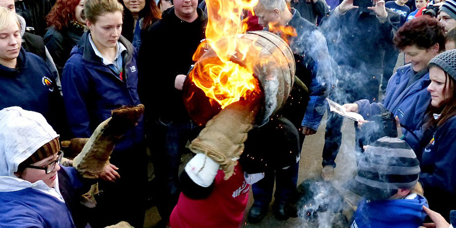 英國傳統比賽 選手扛“火桶”一路狂奔 英國傳統比賽 選手扛“火桶”一路狂奔