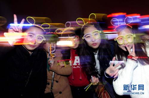1111名大學(xué)生“光棍節(jié)”螢光夜跑 1111名大學(xué)生“光棍節(jié)”螢光夜跑