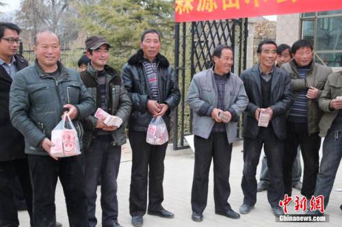 甘肅山村一支書發百萬分紅現金