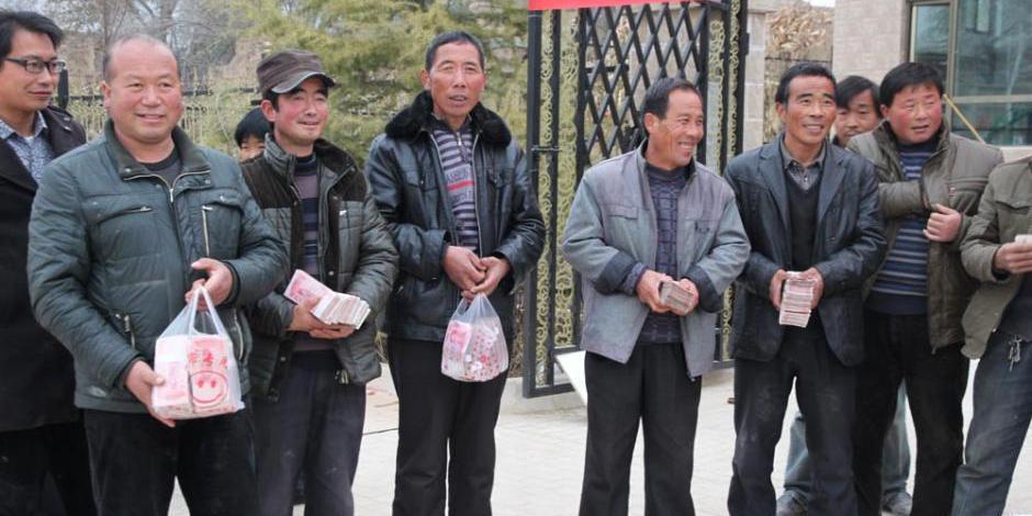 甘肅山村一支書發百萬分紅現金