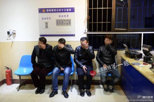 4名男子坐飛機行乞 戴名表用蘋果手機 4名男子坐飛機行乞 戴名表用蘋果手機