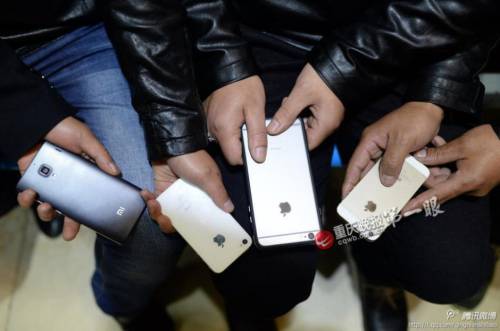 4名男子坐飛機行乞 戴名表用蘋果手機 4名男子坐飛機行乞 戴名表用蘋果手機