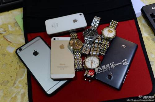 4名男子坐飛機行乞 戴名表用蘋果手機 4名男子坐飛機行乞 戴名表用蘋果手機