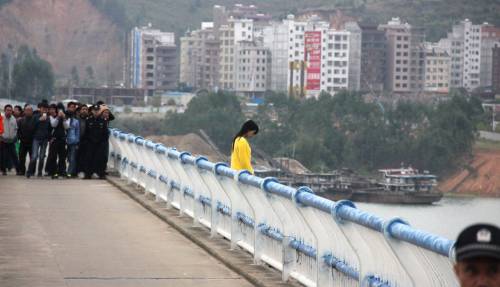 女子跳橋失蹤 網友指責警方處警不當 女子跳橋失蹤 網友指責警方處警不當