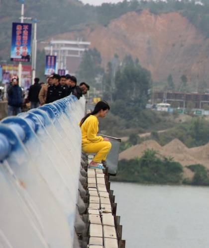 女子跳橋失蹤 網友指責警方處警不當 女子跳橋失蹤 網友指責警方處警不當