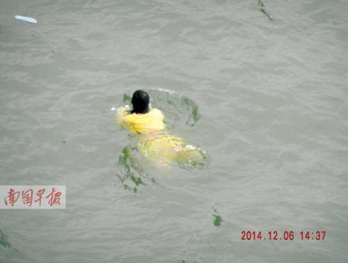 女子跳橋失蹤 網友指責警方處警不當 女子跳橋失蹤 網友指責警方處警不當