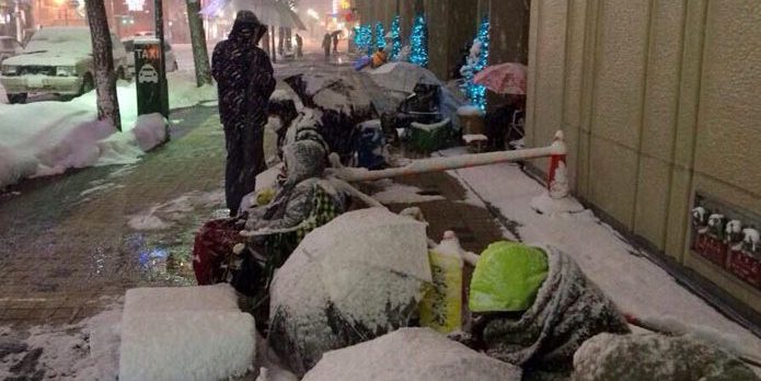 日本果粉雪夜排隊 警察拍肩確認死活 日本果粉雪夜排隊 警察拍肩確認死活