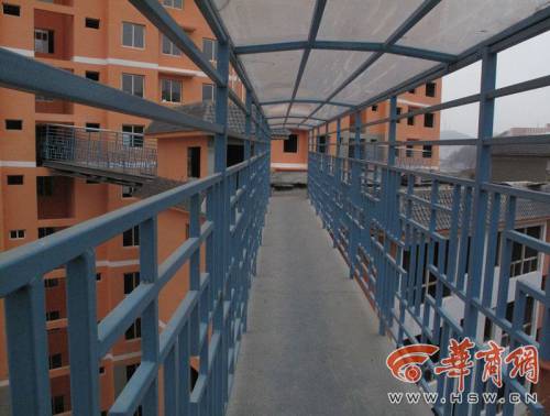 陜西現(xiàn)奇葩天橋 跨6樓頂穿8樓墻 陜西現(xiàn)奇葩天橋 跨6樓頂穿8樓墻