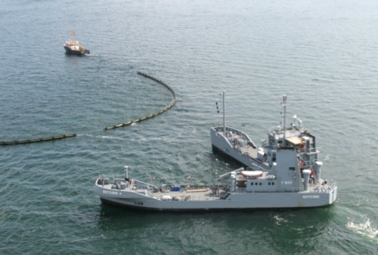 德軍神奇吸油船造型如“剪刀” 德軍神奇吸油船造型如“剪刀”