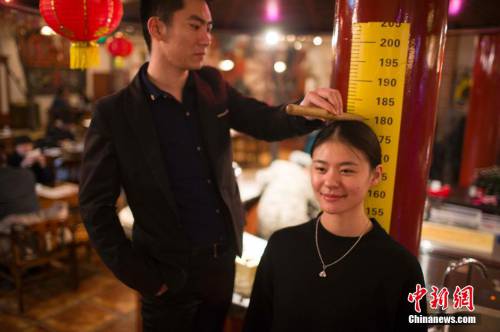 山西太原一餐廳憑身高打折招攬生意 山西太原一餐廳憑身高打折招攬生意