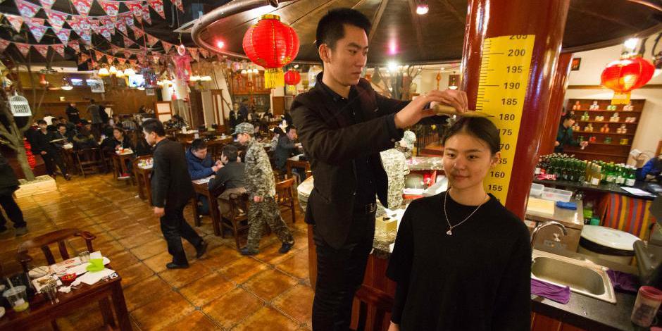 山西太原一餐廳憑身高打折招攬生意 山西太原一餐廳憑身高打折招攬生意