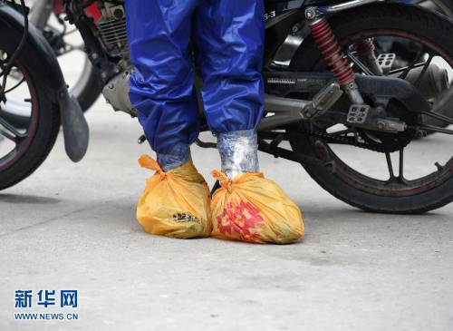 不畏風(fēng)雨 只為回家 不畏風(fēng)雨 只為回家