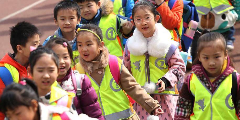 鄭州一小學為學生配發 鄭州一小學為學生配發