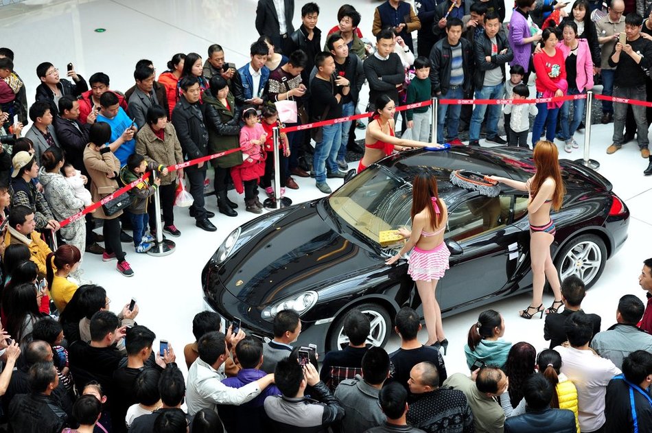 比基尼美女清洗豪車引眾人圍觀 比基尼美女清洗豪車引眾人圍觀