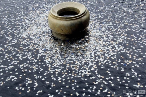 南京大屠殺紀念館水池成游客“許愿池” 南京大屠殺紀念館水池成游客“許愿池”