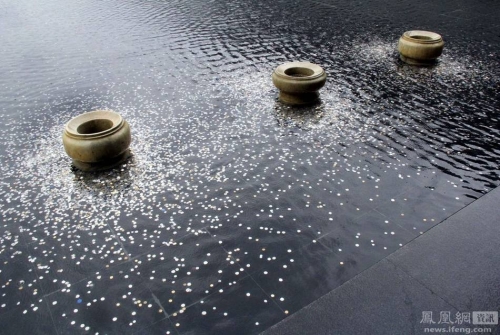 南京大屠殺紀念館水池成游客“許愿池” 南京大屠殺紀念館水池成游客“許愿池”