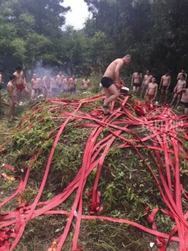 網(wǎng)曝廣西賓陽(yáng)男子集體裸上身穿短褲掃墓 網(wǎng)曝廣西賓陽(yáng)男子集體裸上身穿短褲掃墓