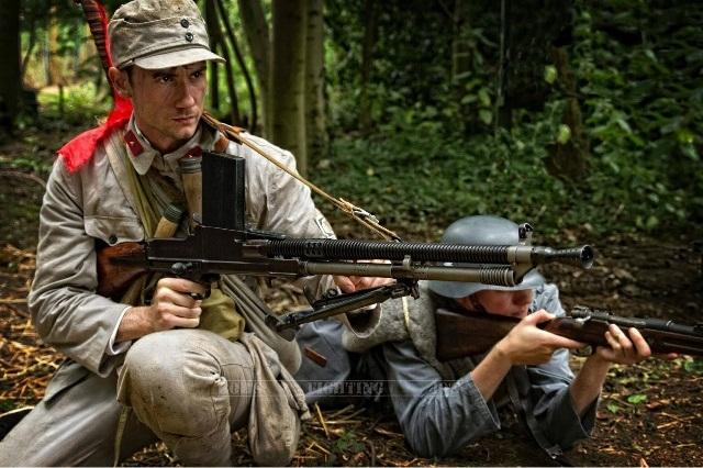 外國軍迷扮演中國抗戰軍人 外國軍迷扮演中國抗戰軍人