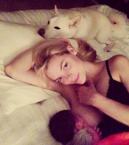 性感女星為孩子“袒胸露乳” 性感女星為孩子“袒胸露乳”