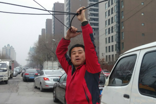 線纜被刮斷影響交通 沈陽昨現