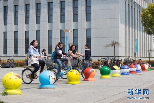 大學校園現卡通路障 大學校園現卡通路障