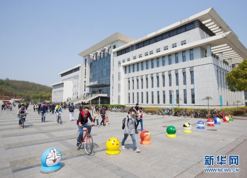 大學校園現卡通路障 大學校園現卡通路障