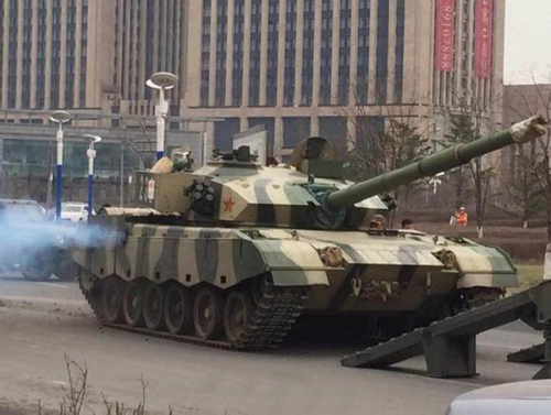 坦克追尾汽車瞬間 坦克追尾汽車瞬間