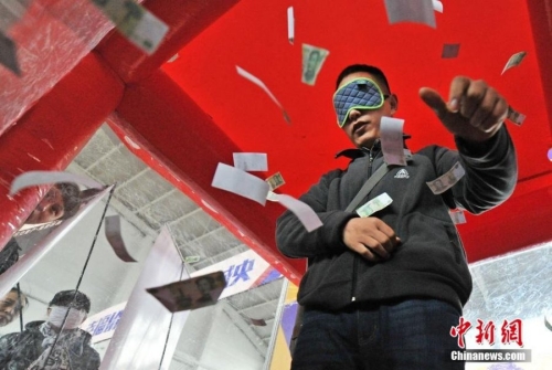 沈陽(yáng)房交會(huì)上演蒙眼撈錢(qián)促銷(xiāo) 沈陽(yáng)房交會(huì)上演蒙眼撈錢(qián)促銷(xiāo)