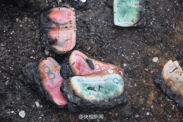 廣西運鈔車起火燒毀11箱鈔票 廣西運鈔車起火燒毀11箱鈔票