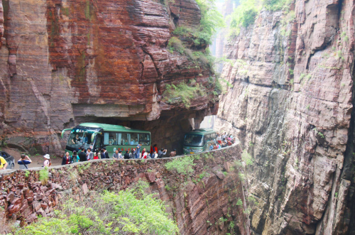 河南“絕壁長廊”堵車 河南“絕壁長廊”堵車