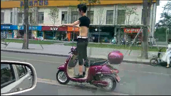 奇葩男子電動車上秀雜技 戴墨鏡大撒把 奇葩男子電動車上秀雜技 戴墨鏡大撒把