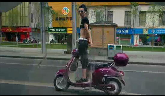 奇葩男子電動車上秀雜技 戴墨鏡大撒把 奇葩男子電動車上秀雜技 戴墨鏡大撒把