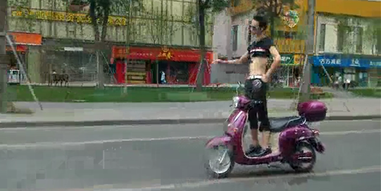 奇葩男子電動車上秀雜技 戴墨鏡大撒把 奇葩男子電動車上秀雜技 戴墨鏡大撒把