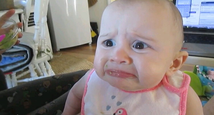 外國寶寶初嘗鱷梨表情萌翻網友 外國寶寶初嘗鱷梨表情萌翻網友