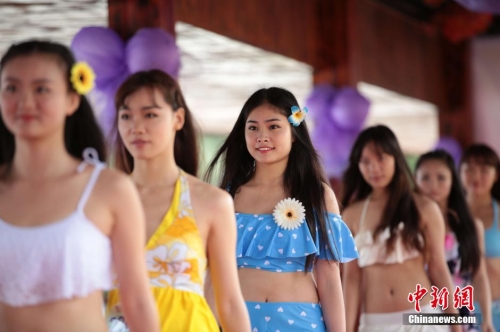 學(xué)生參加校花校草大賽 穿比基尼秀身材 學(xué)生參加校花校草大賽 穿比基尼秀身材