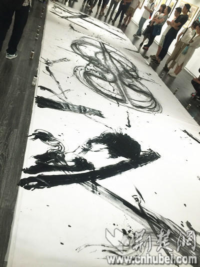 女大學(xué)生以人體作畫(huà) 展現(xiàn)女性之美 女大學(xué)生以人體作畫(huà) 展現(xiàn)女性之美