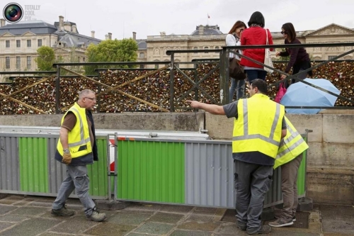 巴黎拆除藝術橋10萬把“愛情鎖” 巴黎拆除藝術橋10萬把“愛情鎖”