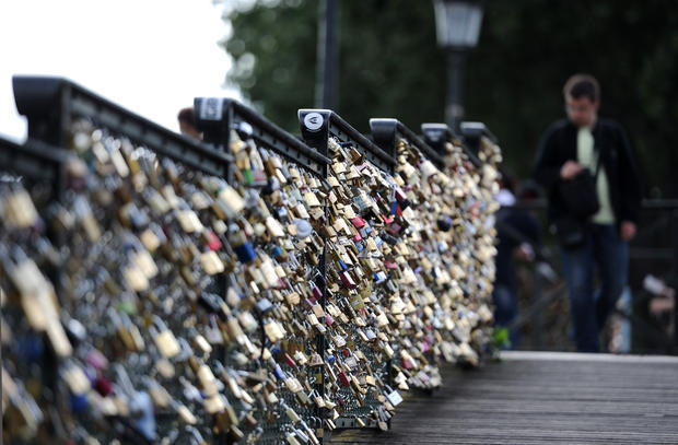 巴黎拆除藝術橋10萬把“愛情鎖” 巴黎拆除藝術橋10萬把“愛情鎖”