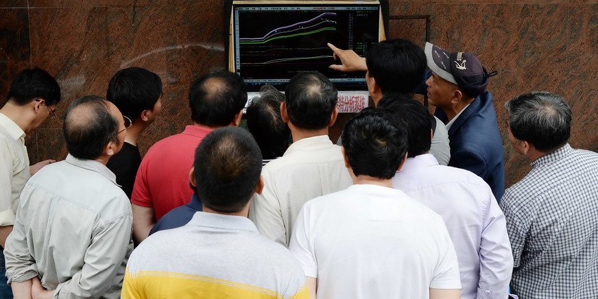 上海街頭再現“馬路股市沙龍” 上海街頭再現“馬路股市沙龍”