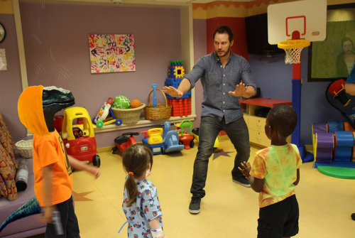 萌娃模仿“訓練恐龍”一幕 萌娃模仿“訓練恐龍”一幕